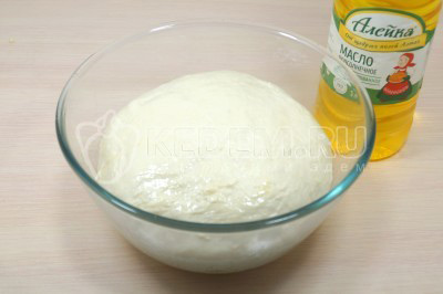 Чистую и сухую миску смазать натуральным подсолнечным маслом, выложить тесто в миску и хорошо смазать тесто маслом.
