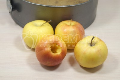 Яблоки для пирога промыть и обсушить. С нижней части каждого яблока вырезать сердцевину с семечками.