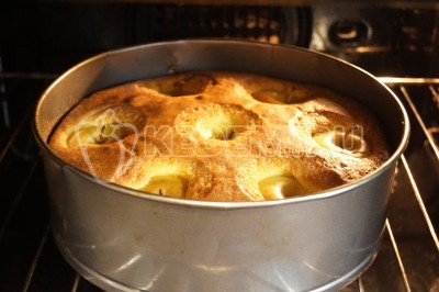 Выпекать пирог с целыми яблоками в разогретой до 180 градусов С духовки 35-40 минут.