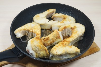 На сковороде разогреть 3 столовые ложки подсолнечного масла. Выложить кусочки рыбы и обжарить с каждой стороны по 2-3 минуты.