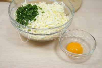 Добавить нашинкованную зелень петрушки и 1 яичный желток.