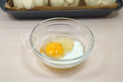 Взбить 1 яйцо с 1 столовой ложкой молока.