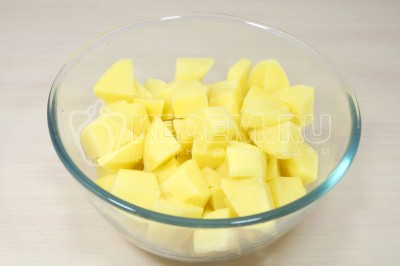 500 грамм картофеля нарезать кубиками.