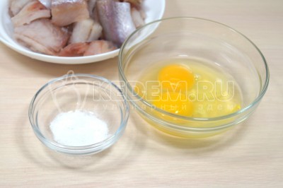 В отдельной миске приготовить кляр. Для этого смешать 2 яйца и 1/2 чайной ложки соли.