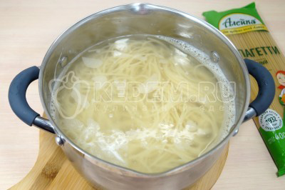 Варить спагетти , помешивая, 8-10 минут.