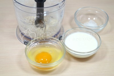 Добавить 1 яйцо, 3 столовые ложки молока и 1 щепотку соли.
