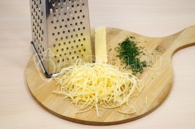 50 грамм любимого твердого сыра натереть на средней терке. Пару веточек укропа измельчить.