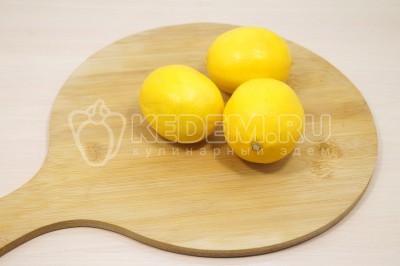 Чтобы приготовить лимон с медом, нужно лимоны промыть и обсушить.
