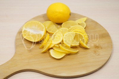Нарезать лимоны дольками.