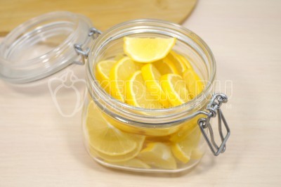 Сложить лимоны в удобную емкость, контейнер или баночку.