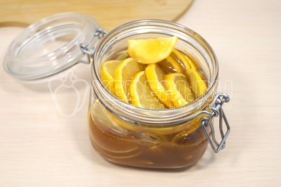 Аккуратно хорошо перемешать кусочки лимона с медом. 