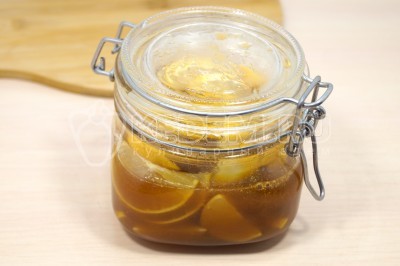 Дать лимону с медом настояться 10-15 минут.