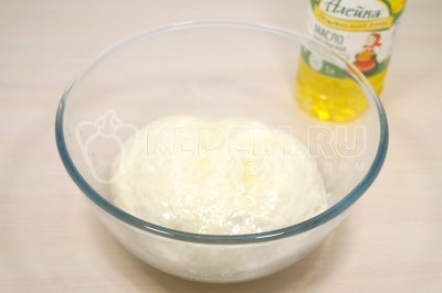 Миску и тесто смазать натуральным подсолнечным маслом. Накрыть пищевой пленкой и оставить на 30 минут.