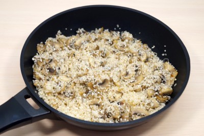 Обжарить рис с грибами и луком 1-2 минуты.