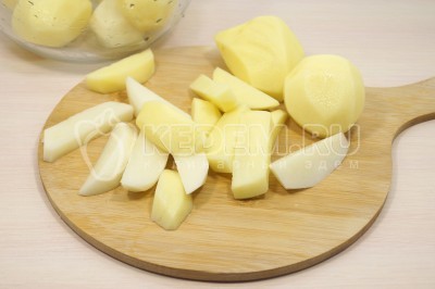 600 грамм картофеля очистить и нарезать ломтиками.