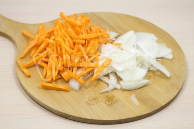 Чтобы приготовить горбушу с рисом в духовке нужно морковь нарезать соломкой. Лук нарезать полукольцами.