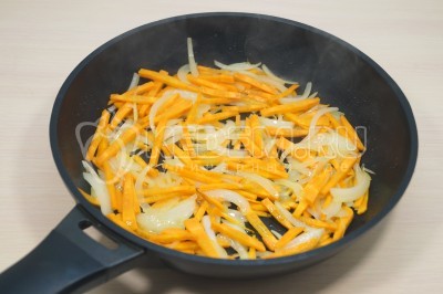 Обжарить овощи на сковороде, помешивая, 2-3 минуты.