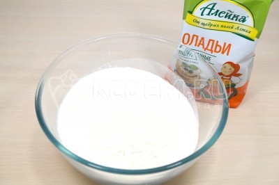 Чтобы приготовить оладьи с начинкой нужно 500 грамм смеси для приготовления пшеничных оладий высыпать в миску.
