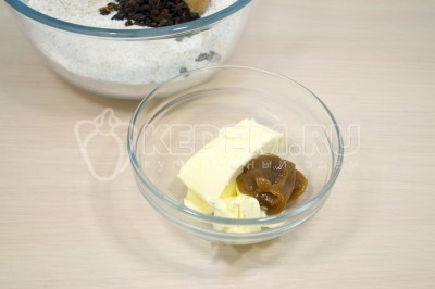 В миске растопить 80 грамм сливочного масла и 1 столовую ложку меда.