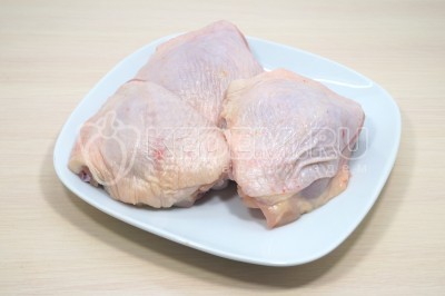 Для того чтобы приготовить перловку с курицей и черносливом в рукаве в духовке нужно куриные бедра промыть и обсушить.