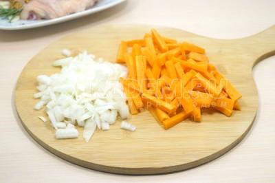 Нарезать морковь соломкой. Луковицу мелко нашинковать.