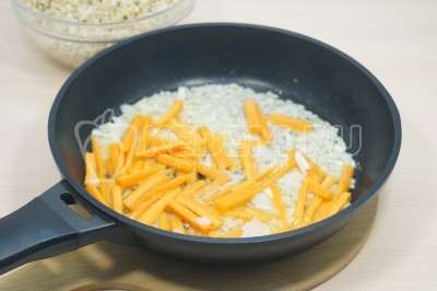 Обжарить нарезанный репчатый лук и морковь на сковороде, помешивая, 4-5 минут.