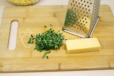 100 грамм любимого твердого сыра натереть на средней терке. Зелень петушки мелко нашинковать.