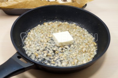 Добавить 1 щепотку соли, черный молотый перец по вкусу и 50 грамм плавленого сыра.