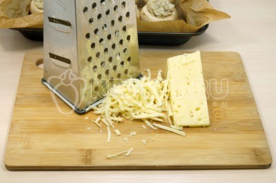 На терке натереть 50 грамм твердого сыра.