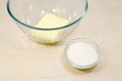 Чтобы приготовить тесто для кексов в духовке нужно в большой миске смешать 180 грамм мягкого сливочного масла и 120 грамм сахара.