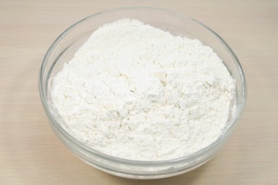Чтобы приготовить тесто на молоке и сухих дрожжах нужно в миску просеять 500 грамм муки.
