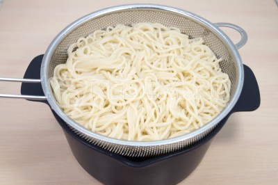 Откинуть готовые спагетти на дуршлаг и дать воде стечь.