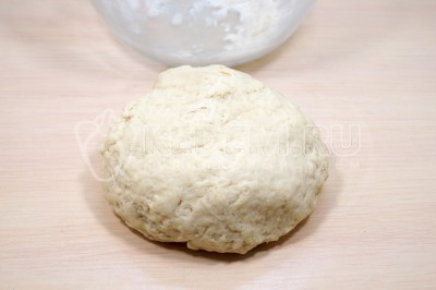 Сформировать тесто для тонкого лаваша в шар.