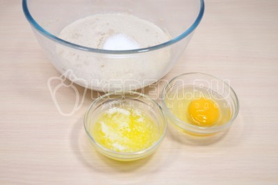Добавить 50 грамм растопленного сливочного масла и 1 яйцо.