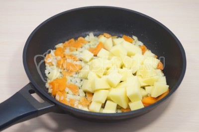 Обжарить овощи 1-2 минуты. Добавить нарезанный кубиками картофель, обжарить еще 3-4 минуты.