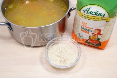 В бульон добавить обжаренные овощи и 2 столовые ложки круглозерного риса ТМ «Алейка».