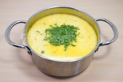 Заправить сливочный суп с горбушей мелко нашинкованным укропом. Дать настояться 10-15 минут.