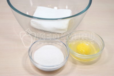В миске смешать 180 грамм творога, 2 столовые ложки сахара и 1 яйцо. Хорошо перемешать.