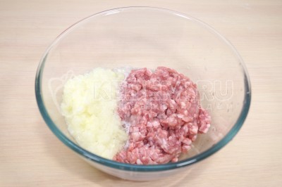 300 г мякоти свинины или говядины и 150 грамм репчатого лука измельчить через мясорубку.