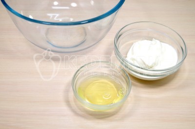 В миске смешать 100 грамм сметаны и белок от яйца.