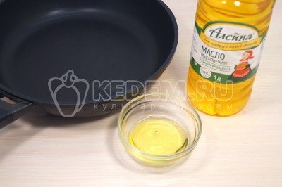 На сковороде разогреть 2 столовые ложки натурального подсолнечного масла.