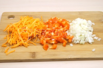 Нарезать мелкими кубиками луковицу и болгарский перец. Морковь натереть на терке.