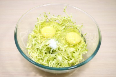 В тертые кабачки добавить 2 яйца и 1/4 чайной ложки соли.