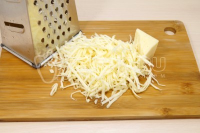 80 грамм любимого твердого сыра натереть на крупной терке.