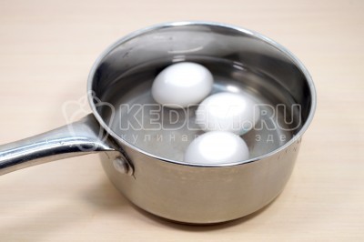 Чтобы приготовить салат с черемшой, яйцом и кукурузой нужно три яйца отварить, остудить и очистить.