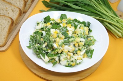 Салат с черемшой, яйцом и кукурузой