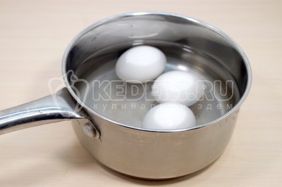 Чтобы приготовить салат с черемшой, яйцом и свежим огурцом нужно три куриных яйца сварить вкрутую, остудить и очистить.