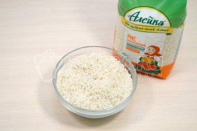 Чтобы приготовить летний салат с рисом, редисом и зеленью нужно отмерить 100 грамм круглозерного риса ТМ «Алейка».