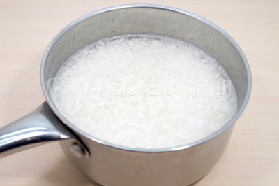 Варить 12-15 минут до полной готовности риса.