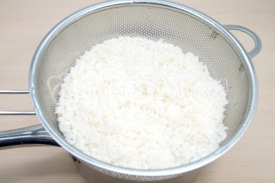 Рис откинуть на сито. Промыть чистой водой. Оставить рис пока вся вода не стечет.